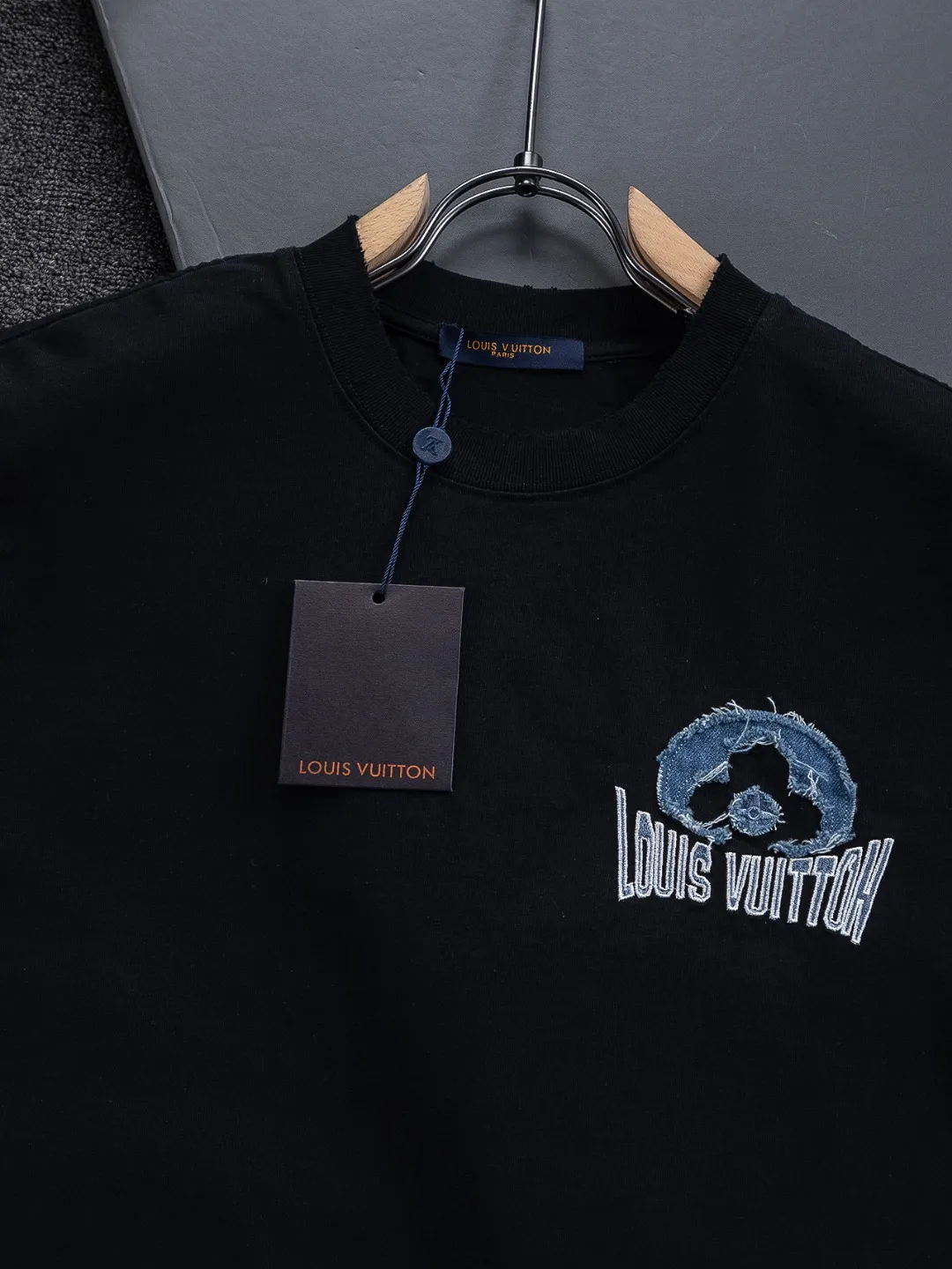 🅿️200 Louis Vuitton 1V LV lv slightly wide version S-XL LV 26ss new products are available at counters simultaneously. Multiple craftsmanship. Water-worn front and rear denim patches with letters 🪡 embroidery. Round neck short-sleeved T-shirt, same style for men and women! Consigned to one-to-one creation. Synchronized with the official website, pure cotton fabrics at the counter! It is close to the skin and comfortable, durable and easy to wear. It has a classic and simple logo design and meticulous original craftsmanship. Short-sleeves, a must-have item for men, do not appear to be the same for the general public, but must be unique and eye-catching. This LV short-sleeve is all about quality, comfort, the same shape and fashion as always, including fabrics and cutting techniques. All of them have been made with great effort! 320 grams of washed pure cotton fabric, pure cotton is breathable, very refreshing and comfortable for daily wear. The rib knitting on the neckline is smooth and tight, and the neckline will not be skewed if you toss it at will. The loose version, you will find that it looks really good on the upper body. The overall is minimalist and neat, super versatile for daily use! Pair it casually with a pair of pants for a youthful look. A T-shirt will make your outfit crazy. It is a fashionable item that can never go wrong! Color: Black White Size: S-XL Size chart: S: Shoulder width 50-Bust 56-Length 70 M: Shoulder width 52-Bust 57-Length 72 L: Shoulder width 54-Bust 59-Length 74 XL: Shoulder width 56-Bust 62-Length 76